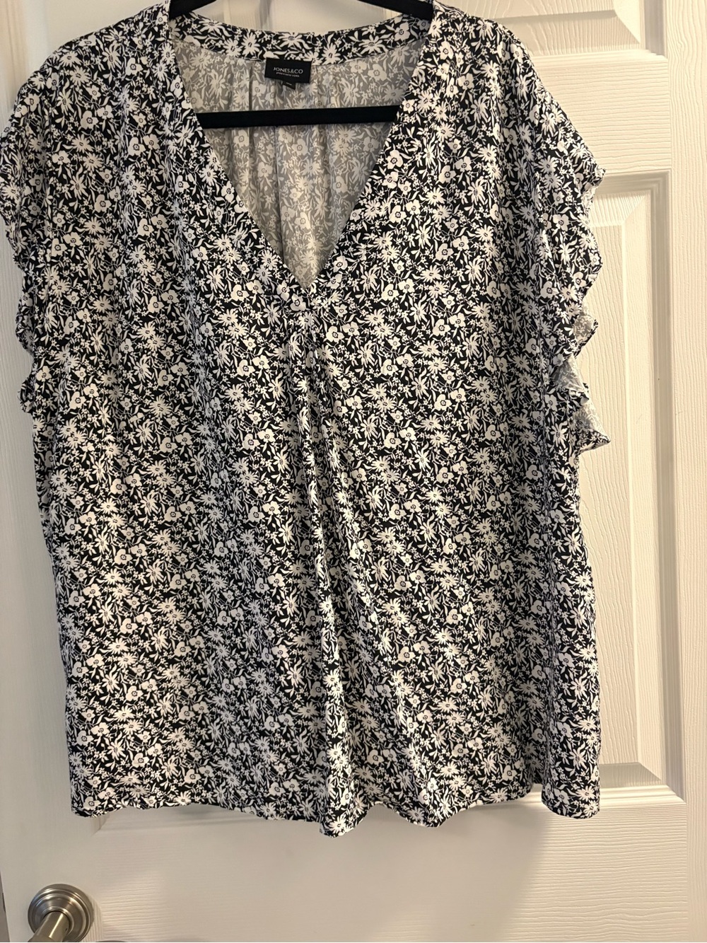 Ann Taylor Black & White Floral V-Neck Flutter Sleeve Blouse